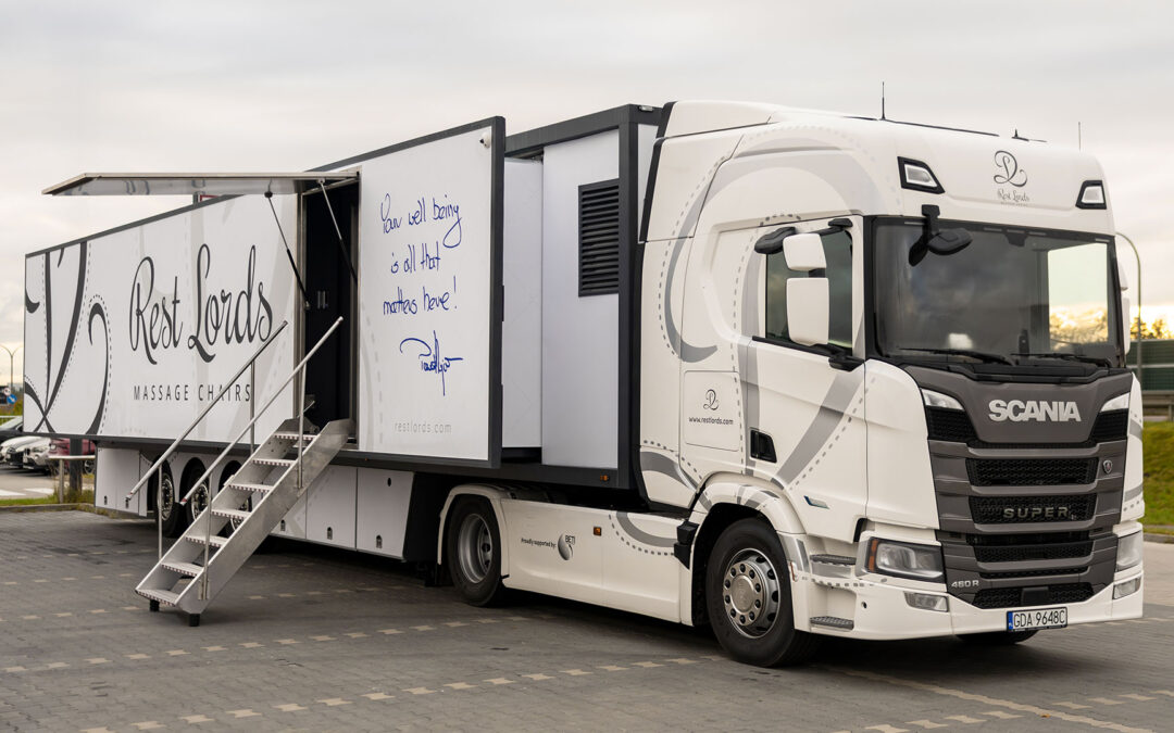 R-ShowRoad – wie sieht ein Besuch in einem mobilen, halbautonomen Showroom für Massagesessel aus?