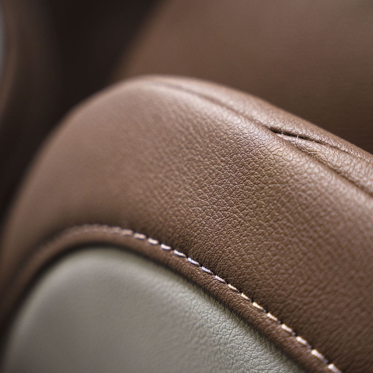 Fujiiryoki JP4000 massage chair - upholstery
