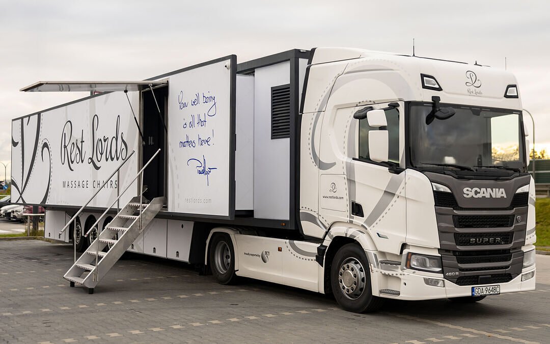 R-ShowRoad – What does a visit to a mobile, semi-autonomous massage chair showroom look like?