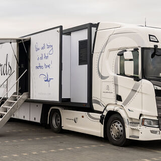 R-ShowRoad – What does a visit to a mobile, semi-autonomous massage chair showroom look like?