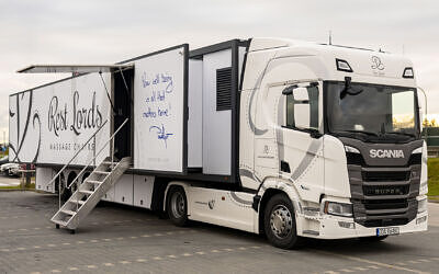 R-ShowRoad – What does a visit to a mobile, semi-autonomous massage chair showroom look like?