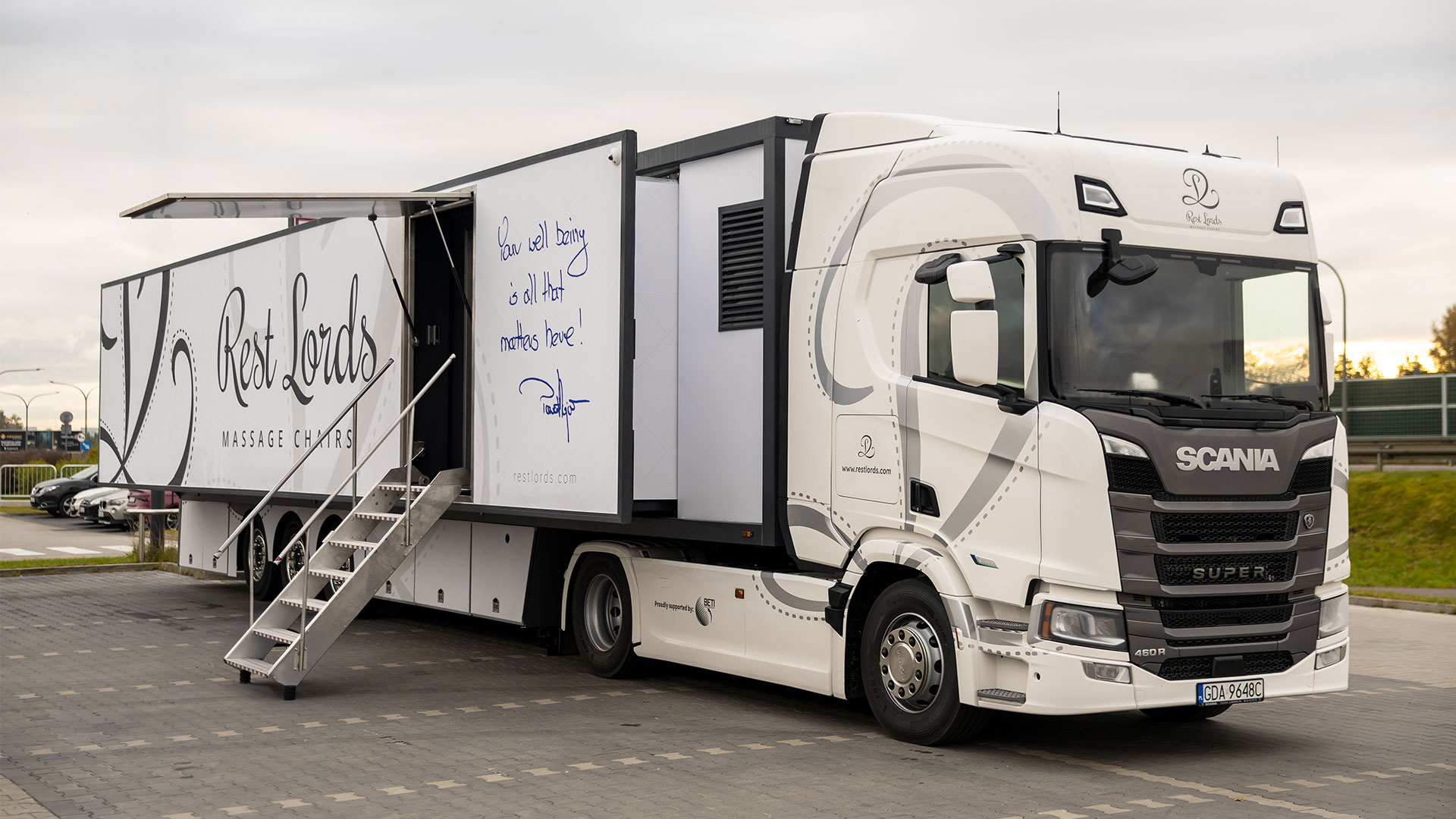 R-ShowRoad – What does a visit to a mobile, semi-autonomous massage chair showroom look like? R-ShowRoad – What does a visit to a mobile, semi-autonomous massage chair showroom look like?