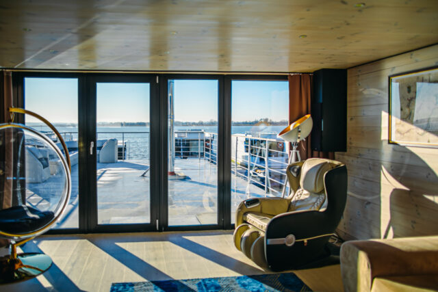 Fotele masujące w hotelu - Houseboats fot1