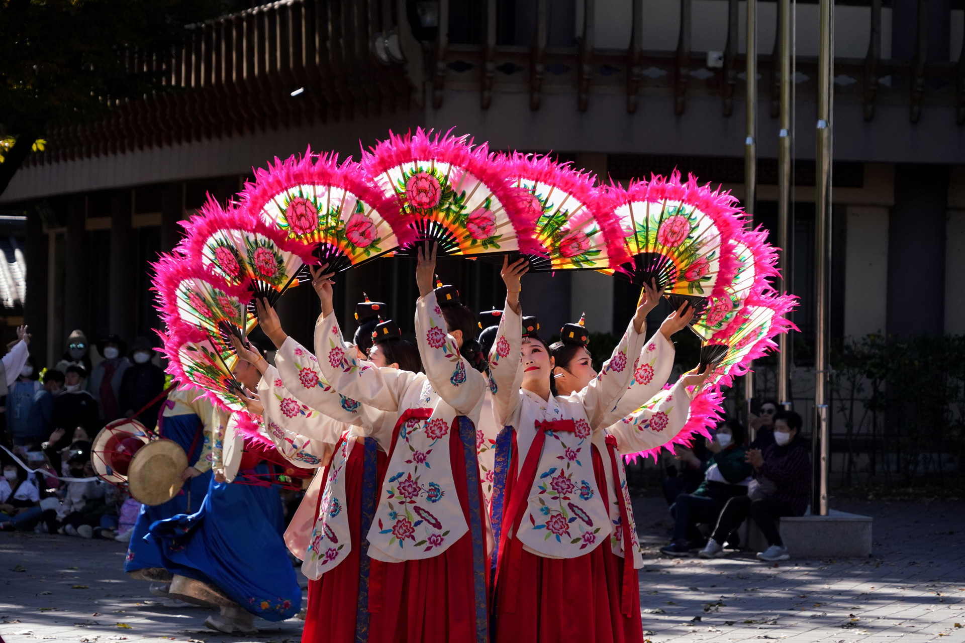 fotele-masujace-rest-lords-chuseok-koreańskie-dni-bodyfriend-3 tradycyjny koreański taniec