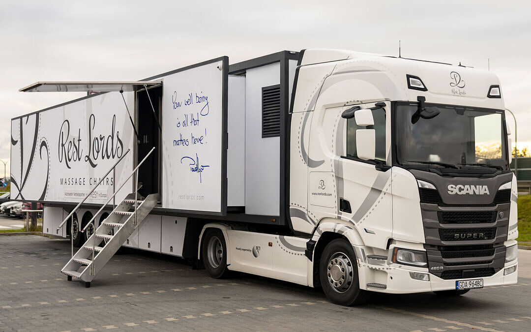 R-ShowRoad – jak wygląda wizyta w mobilnym, półautonomicznym salonie wystawowym foteli masujących?